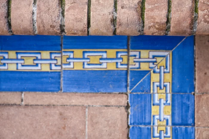 Azulejos azules y amarillos sobre suelo rojo