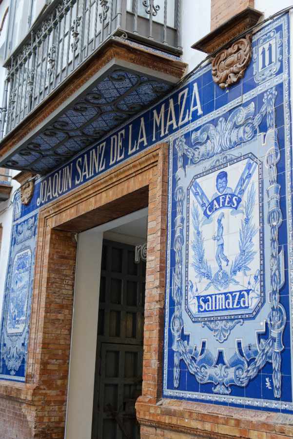 Puerta con cerámicas azules y blancas