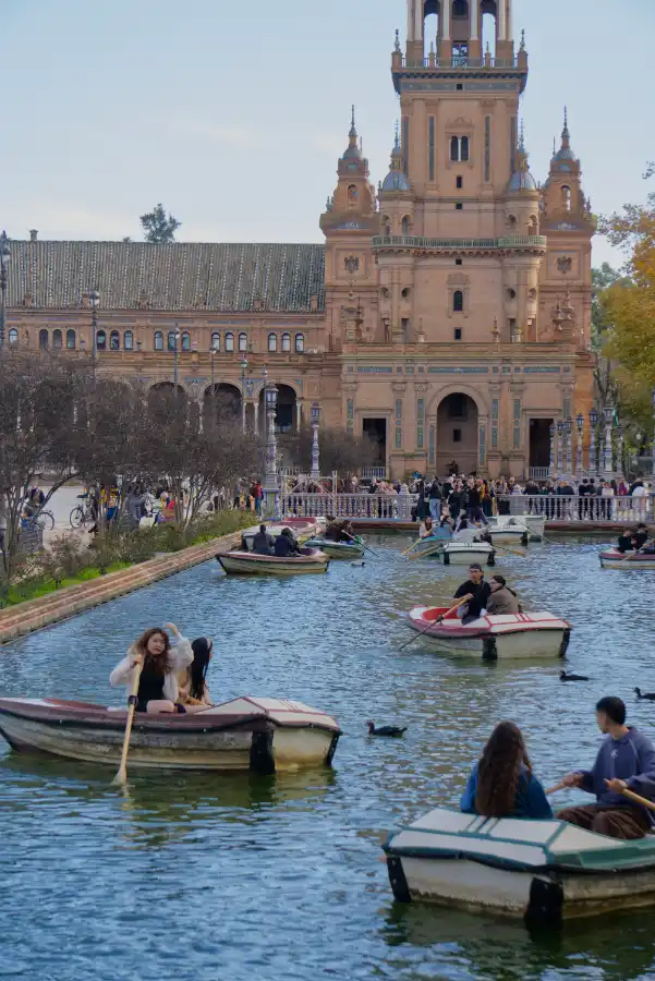Lago de Plaza España con barcas