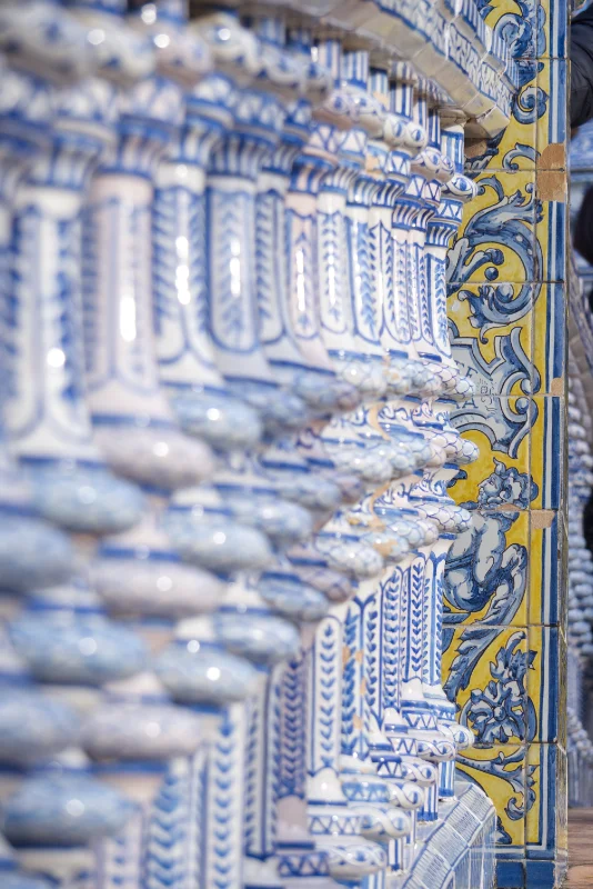 Decoraciones de cerámica blanca y azul en columnas